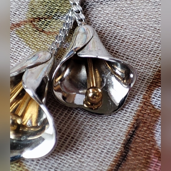 Highly Polished Silver and Gold Tone Dual Calla Lily Signed Avon Necklace EUC - Picture 10 of 10